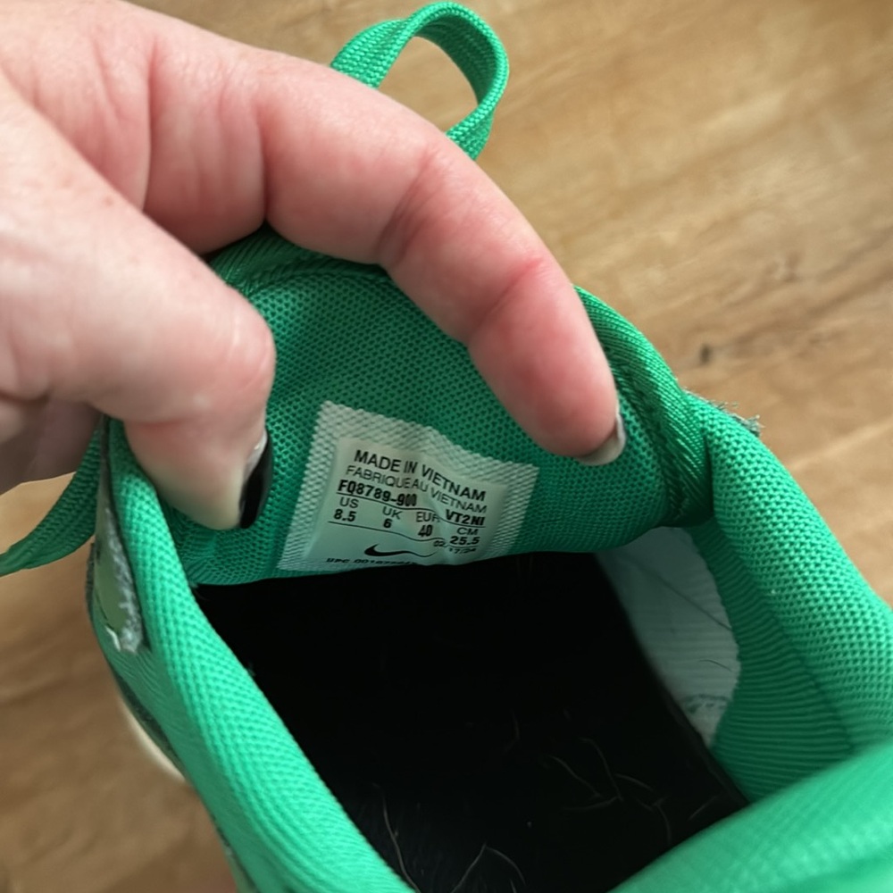 Vintage all green Nike sneakers never worn! - Picture 3 of 3